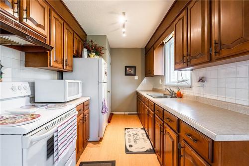 5934 North Street, Niagara Falls, ON - Indoor Photo Showing Kitchen With Double Sink