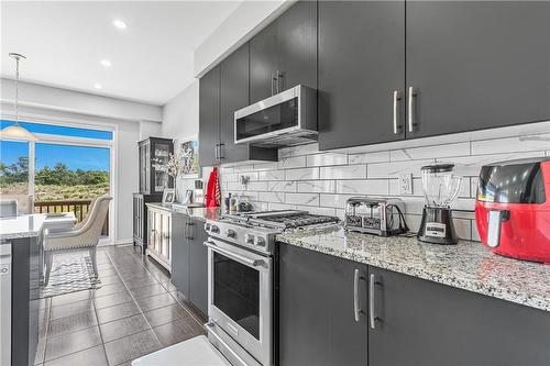 7 Hargrove Way, Stoney Creek, ON - Indoor Photo Showing Kitchen With Upgraded Kitchen