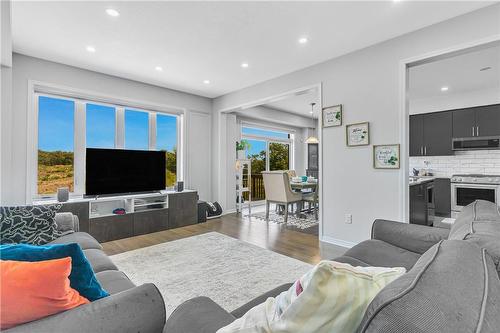 7 Hargrove Way, Stoney Creek, ON - Indoor Photo Showing Living Room