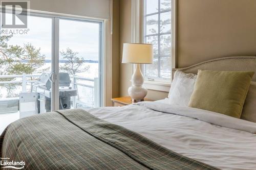 1869 Muskoka Road 118 Highway W Unit# E201-D2, Muskoka Lakes, ON - Indoor Photo Showing Bedroom