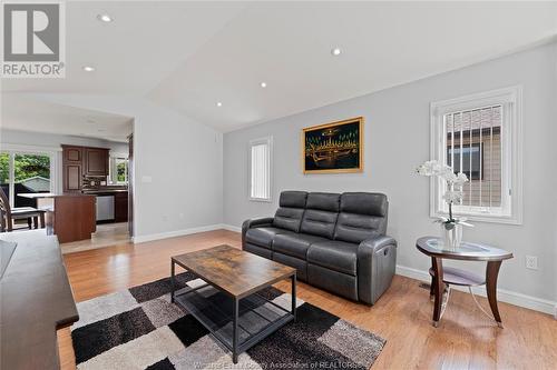 1530 Rossini Boulevard, Windsor, ON - Indoor Photo Showing Living Room