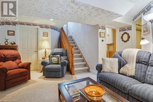 318106 Highway 6 & 10, Georgian Bluffs, ON - Indoor Photo Showing Living Room