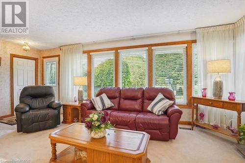 318106 Highway 6 & 10, Georgian Bluffs, ON - Indoor Photo Showing Living Room