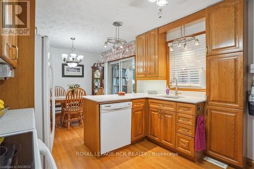 318106 Highway 6 & 10, Georgian Bluffs, ON - Indoor Photo Showing Kitchen