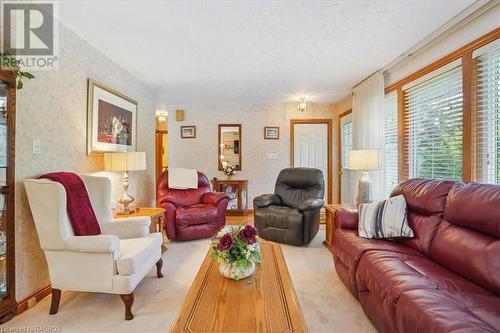 318106 Highway 6 & 10, Georgian Bluffs, ON - Indoor Photo Showing Living Room