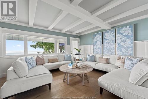 321 Lakeview, Kingsville, ON - Indoor Photo Showing Living Room