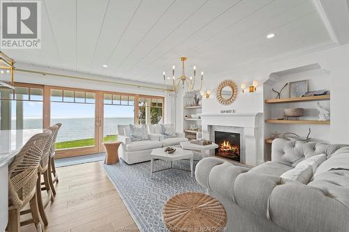 321 Lakeview, Kingsville, ON - Indoor Photo Showing Living Room With Fireplace