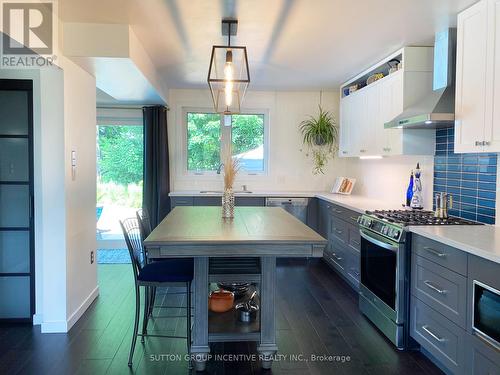 36 Crompton Drive, Barrie (Little Lake), ON - Indoor Photo Showing Kitchen With Upgraded Kitchen