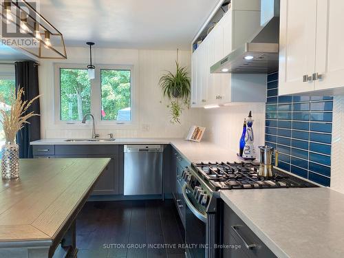 36 Crompton Drive, Barrie (Little Lake), ON - Indoor Photo Showing Kitchen With Upgraded Kitchen