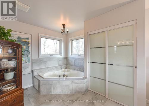 36 Crompton Drive, Barrie (Little Lake), ON - Indoor Photo Showing Bathroom