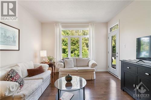 157 Royal Landing Gate, Kemptville, ON - Indoor Photo Showing Living Room