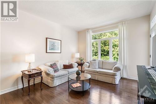 157 Royal Landing Gate, Kemptville, ON - Indoor Photo Showing Living Room