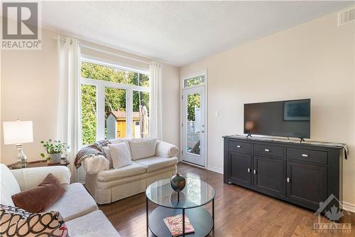 157 Royal Landing Gate, Kemptville, ON - Indoor Photo Showing Living Room