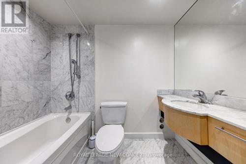 425 - 350 Wellington Street W, Toronto (Waterfront Communities), ON - Indoor Photo Showing Bathroom