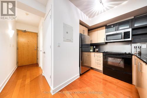 425 - 350 Wellington Street W, Toronto (Waterfront Communities), ON - Indoor Photo Showing Kitchen