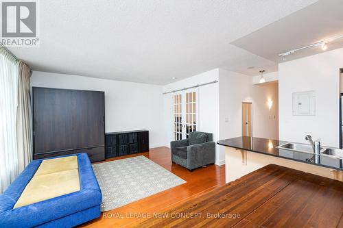 425 - 350 Wellington Street W, Toronto (Waterfront Communities), ON - Indoor Photo Showing Living Room