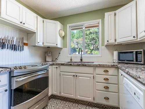 5300 Sunrise Drive, Kamloops, BC - Indoor Photo Showing Kitchen With Double Sink