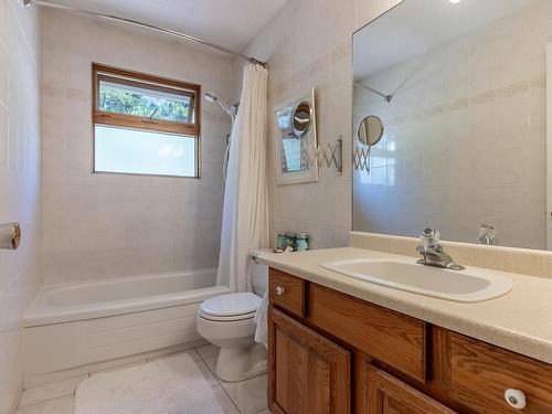 5300 Sunrise Drive, Kamloops, BC - Indoor Photo Showing Bathroom