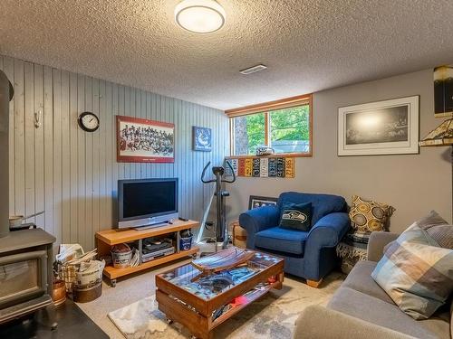 5300 Sunrise Drive, Kamloops, BC - Indoor Photo Showing Living Room