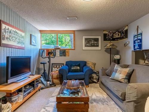 5300 Sunrise Drive, Kamloops, BC - Indoor Photo Showing Living Room