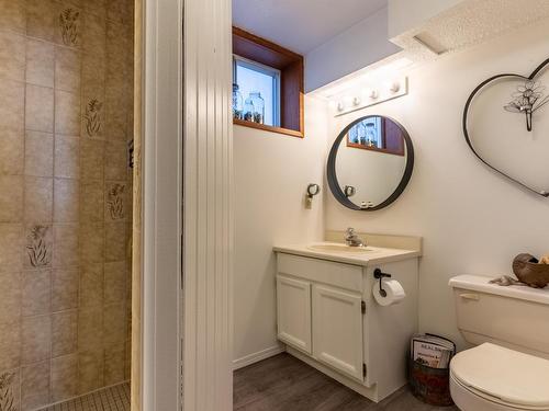 5300 Sunrise Drive, Kamloops, BC - Indoor Photo Showing Bathroom