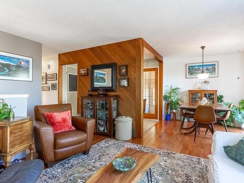 5300 Sunrise Drive, Kamloops, BC - Indoor Photo Showing Living Room