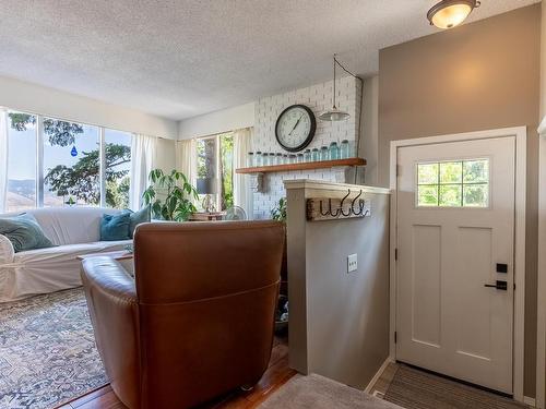 5300 Sunrise Drive, Kamloops, BC - Indoor Photo Showing Living Room