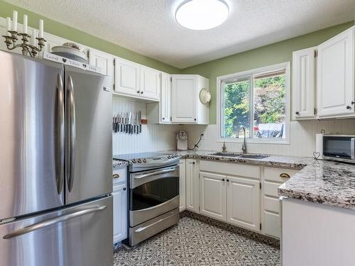 5300 Sunrise Drive, Kamloops, BC - Indoor Photo Showing Kitchen