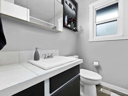 2090/2092 Westsyde Road, Kamloops, BC - Indoor Photo Showing Bathroom