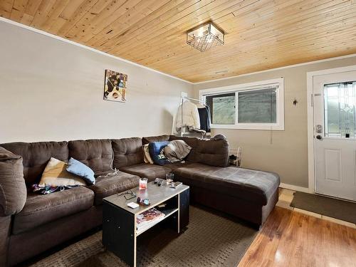 2090/2092 Westsyde Road, Kamloops, BC - Indoor Photo Showing Living Room