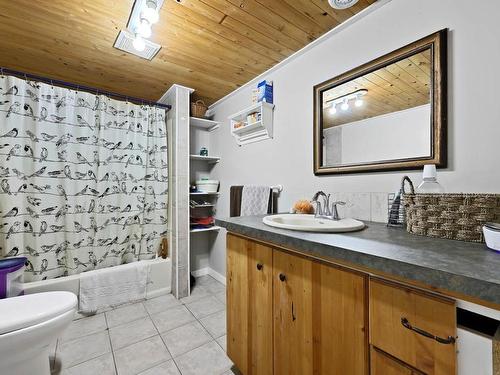 2090/2092 Westsyde Road, Kamloops, BC - Indoor Photo Showing Bathroom