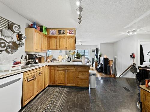 2090/2092 Westsyde Road, Kamloops, BC - Indoor Photo Showing Kitchen