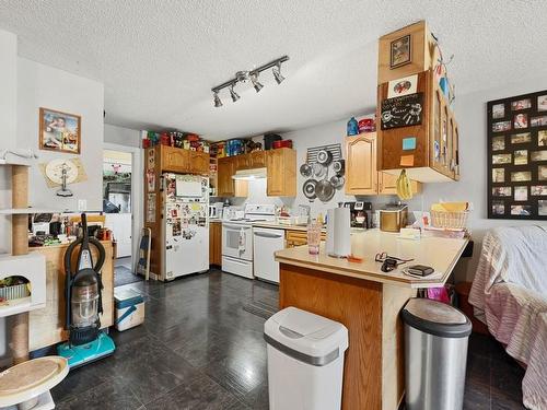 2090/2092 Westsyde Road, Kamloops, BC - Indoor Photo Showing Kitchen