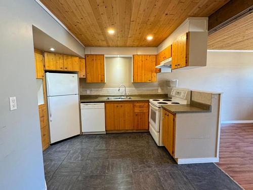 2090/2092 Westsyde Road, Kamloops, BC - Indoor Photo Showing Kitchen