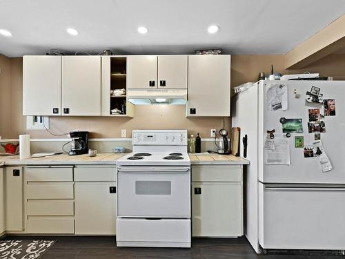 2090/2092 Westsyde Road, Kamloops, BC - Indoor Photo Showing Kitchen