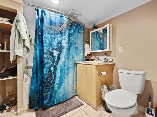 2090/2092 Westsyde Road, Kamloops, BC - Indoor Photo Showing Bathroom