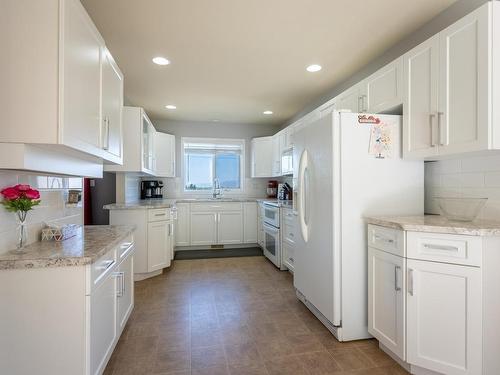 1653 Valleyview Drive, Kamloops, BC - Indoor Photo Showing Kitchen