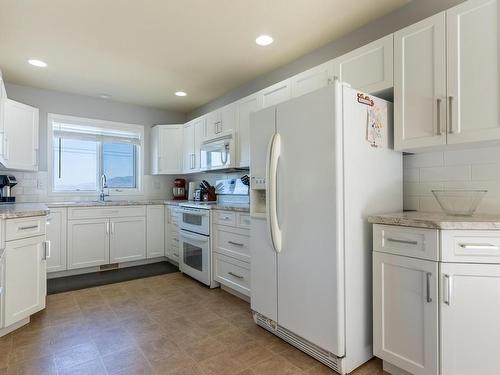 1653 Valleyview Drive, Kamloops, BC - Indoor Photo Showing Kitchen