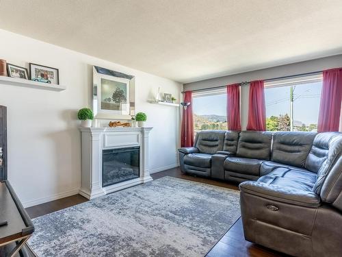 1653 Valleyview Drive, Kamloops, BC - Indoor Photo Showing Living Room With Fireplace