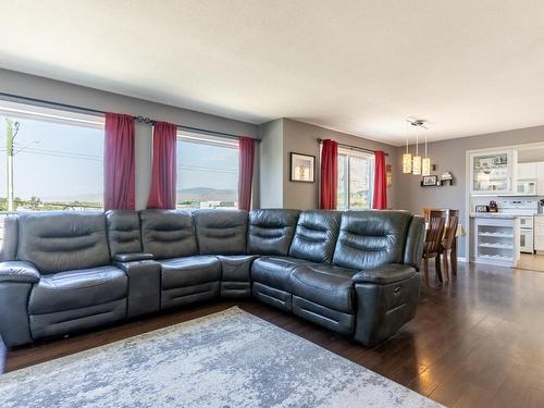 1653 Valleyview Drive, Kamloops, BC - Indoor Photo Showing Living Room