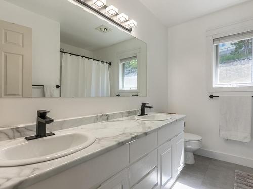 1653 Valleyview Drive, Kamloops, BC - Indoor Photo Showing Bathroom