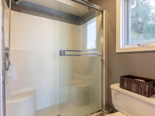 1653 Valleyview Drive, Kamloops, BC - Indoor Photo Showing Bathroom