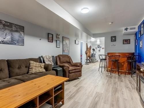 1653 Valleyview Drive, Kamloops, BC - Indoor Photo Showing Living Room