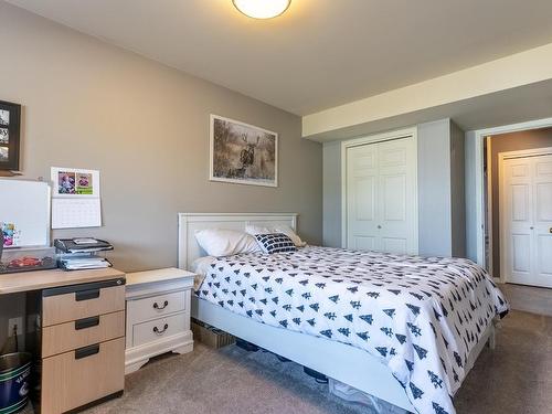 1653 Valleyview Drive, Kamloops, BC - Indoor Photo Showing Bedroom