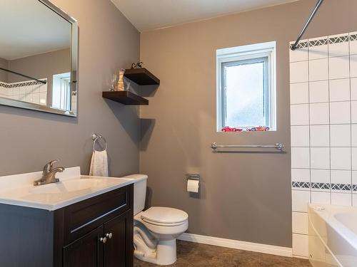 1653 Valleyview Drive, Kamloops, BC - Indoor Photo Showing Bathroom