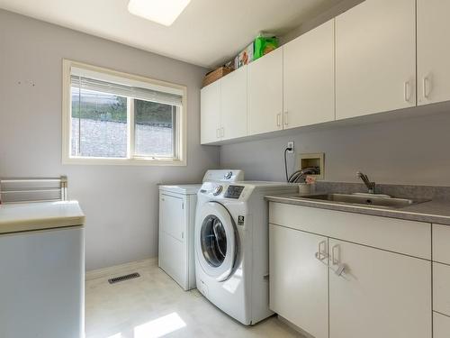 1653 Valleyview Drive, Kamloops, BC - Indoor Photo Showing Laundry Room