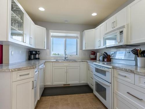 1653 Valleyview Drive, Kamloops, BC - Indoor Photo Showing Kitchen With Double Sink