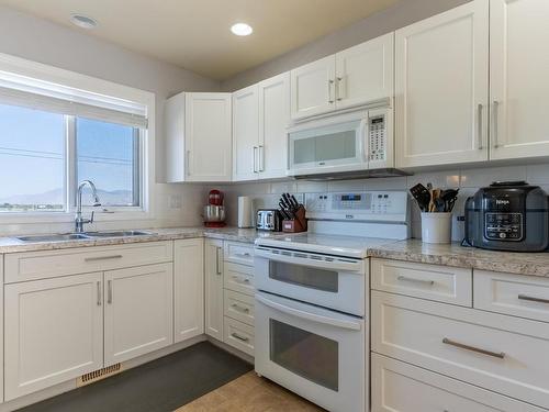 1653 Valleyview Drive, Kamloops, BC - Indoor Photo Showing Kitchen With Double Sink