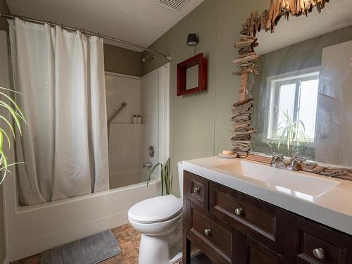 6808 Ashcroft Road, Kamloops, BC - Indoor Photo Showing Bathroom