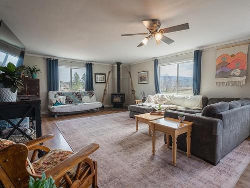 6808 Ashcroft Road, Kamloops, BC - Indoor Photo Showing Living Room